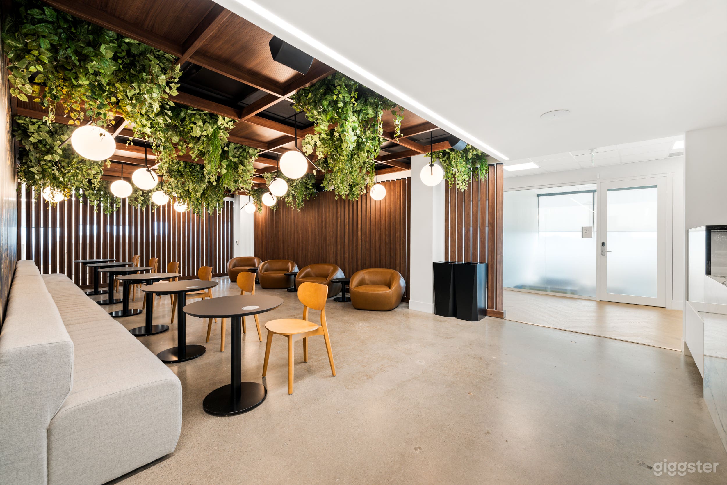 Luxury Cafe Space Photo 3