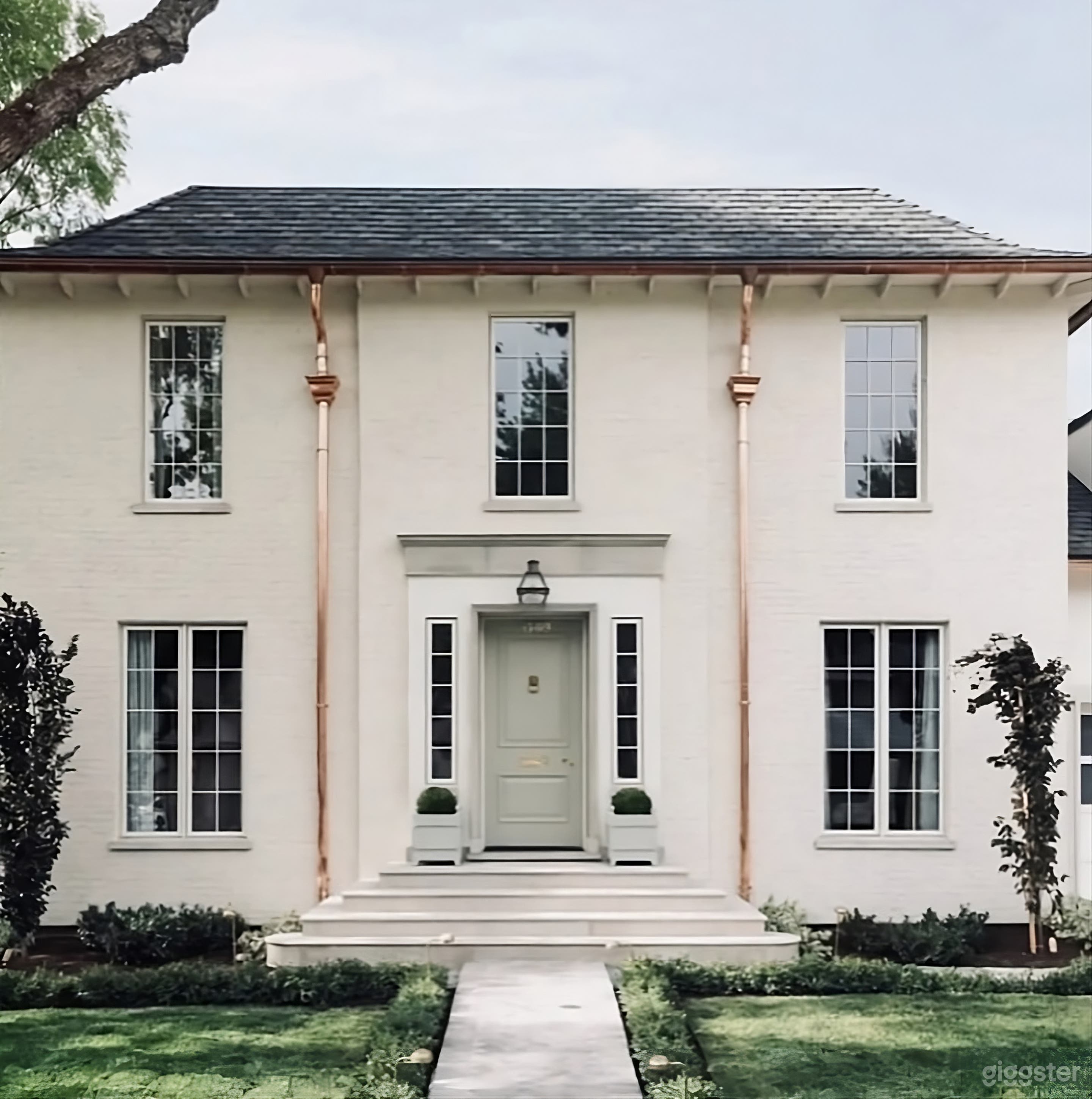 AWARD WINNING MANOR HOME Photo 3