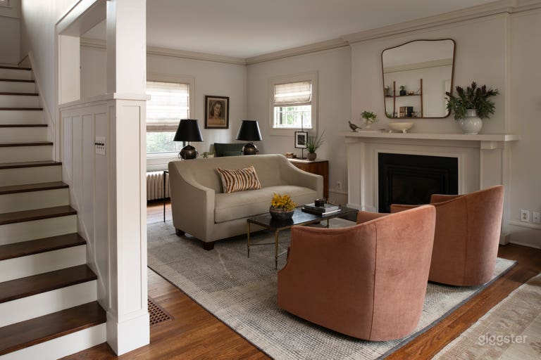  Tailored Tudor in Classic Uptown Neighbourhood 