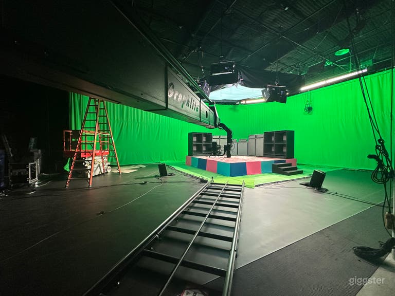  Very Good Space : Plateau de tournage et streaming en direct de 12 500 pieds carrés 