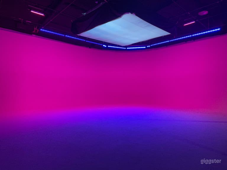 Very Good Space : Plateau de tournage et streaming en direct de 12 500 pieds carrés 
