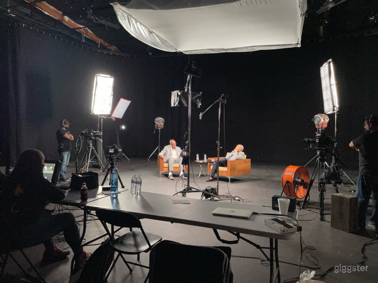  Very Good Space : Plateau de tournage et streaming en direct de 12 500 pieds carrés 