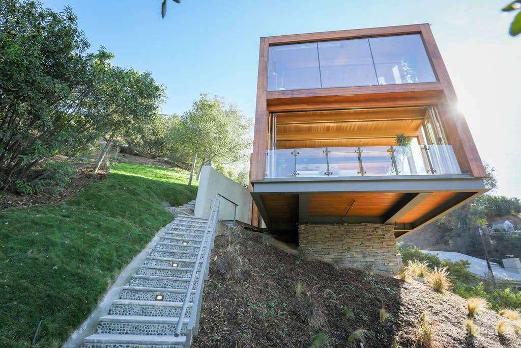 Modern Architectural Home With Sweeping Views Photo 4