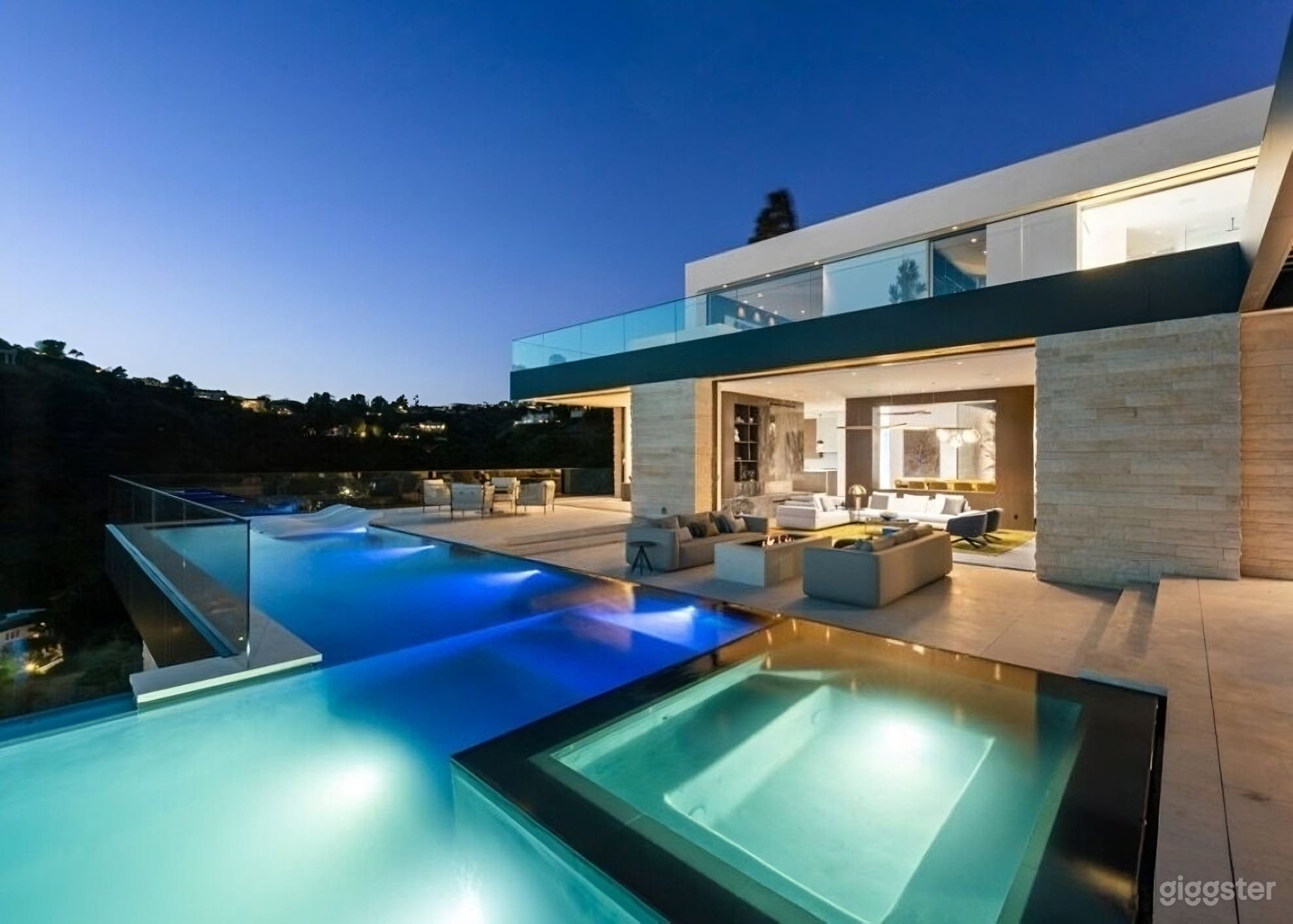 INIFINITY POOL | MONOCHROME MASTERPIECE Photo 4