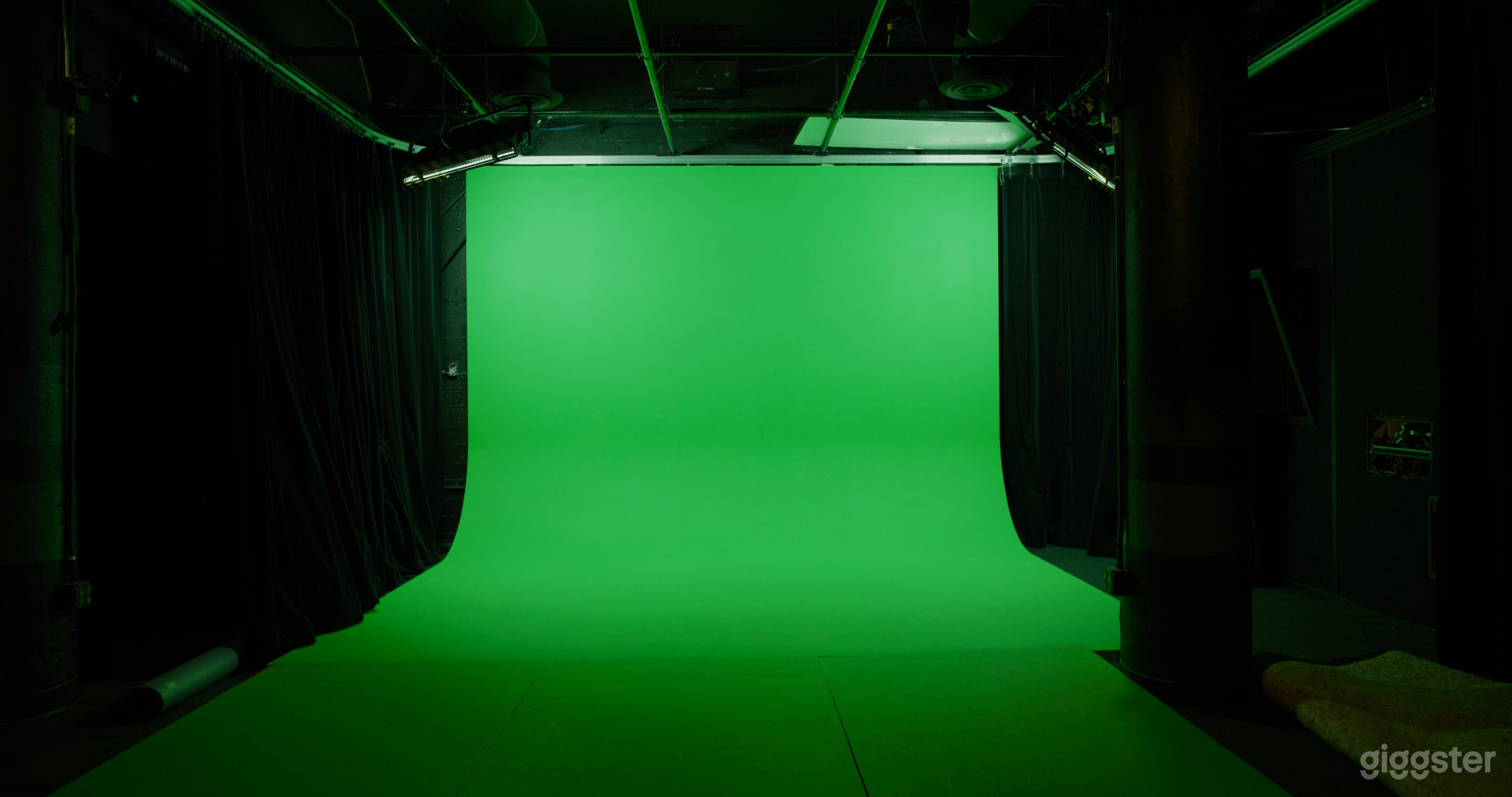 Professional Green Screen Studio Photo 3