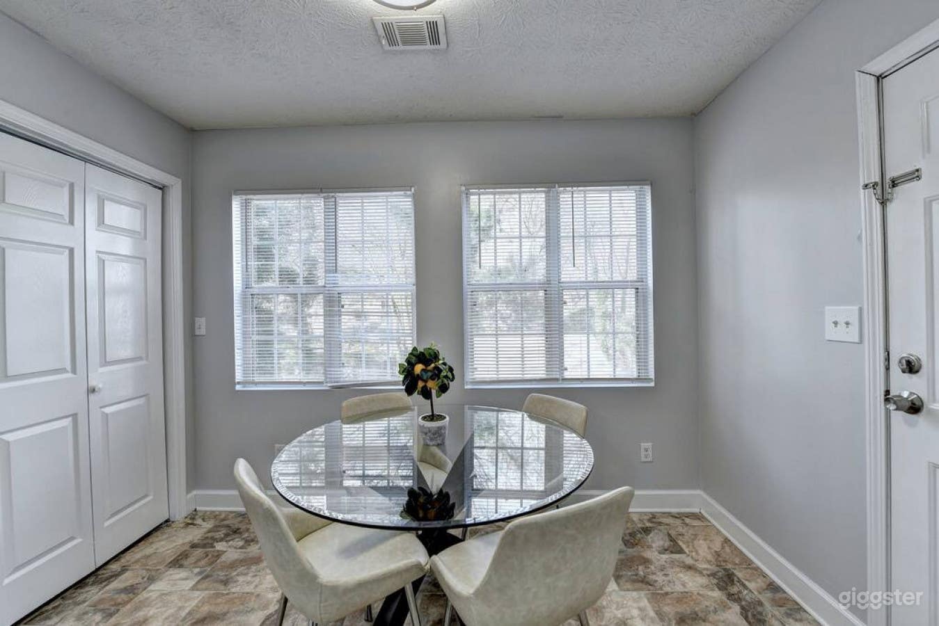 Exquisite 5 Bedroom Home Photo 3