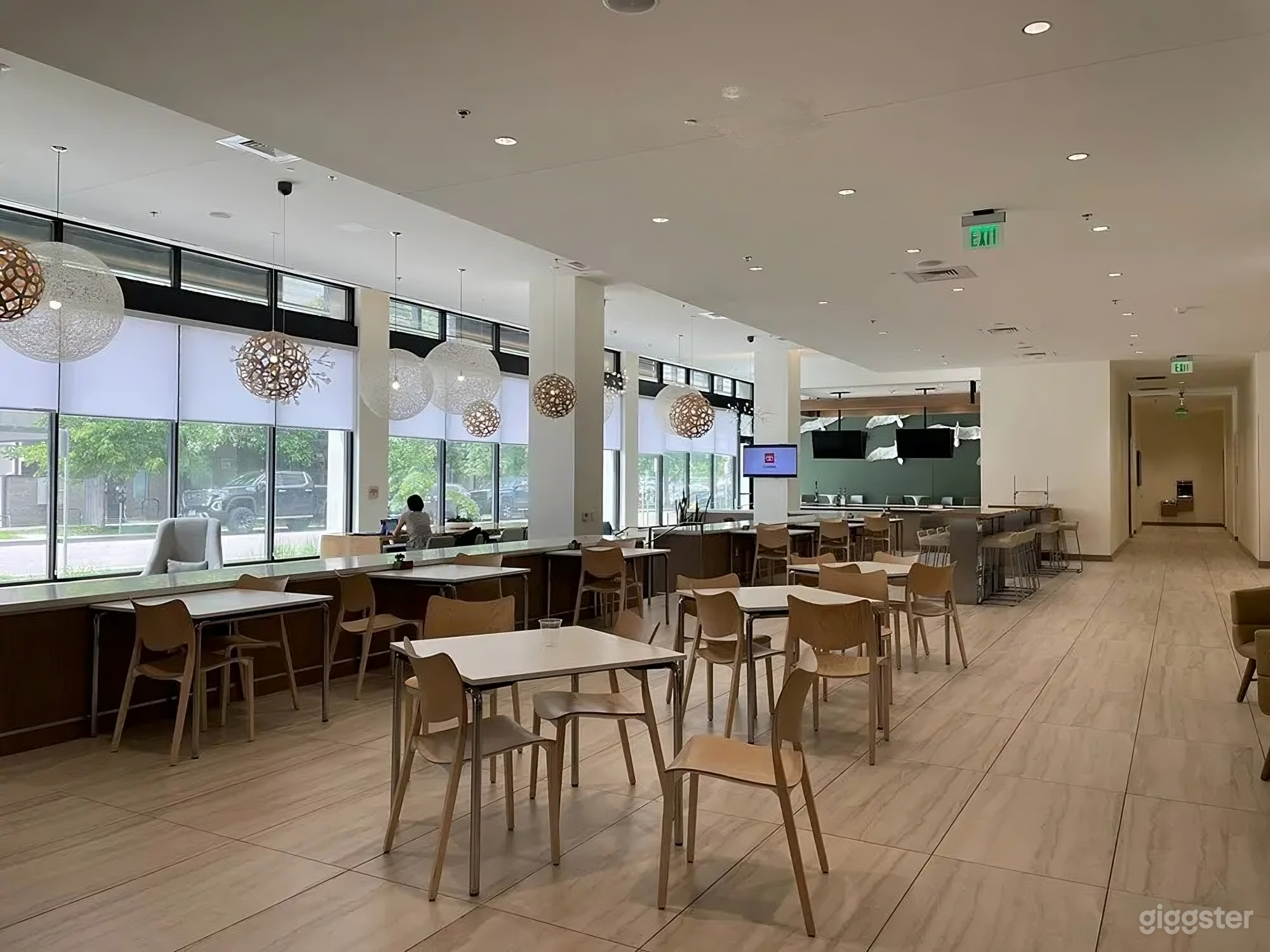 Downtown Spacious Lounge: Find Your Perfect Element Photo 4