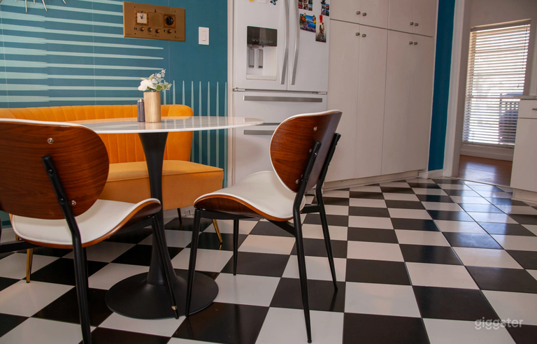  Savannah Midcentury retro home, cocktail pool backyard oasis 