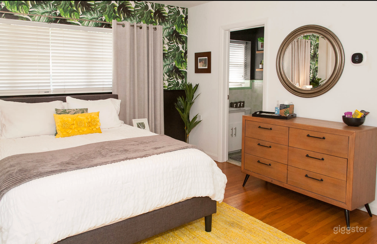  Savannah Midcentury retro home, cocktail pool backyard oasis 