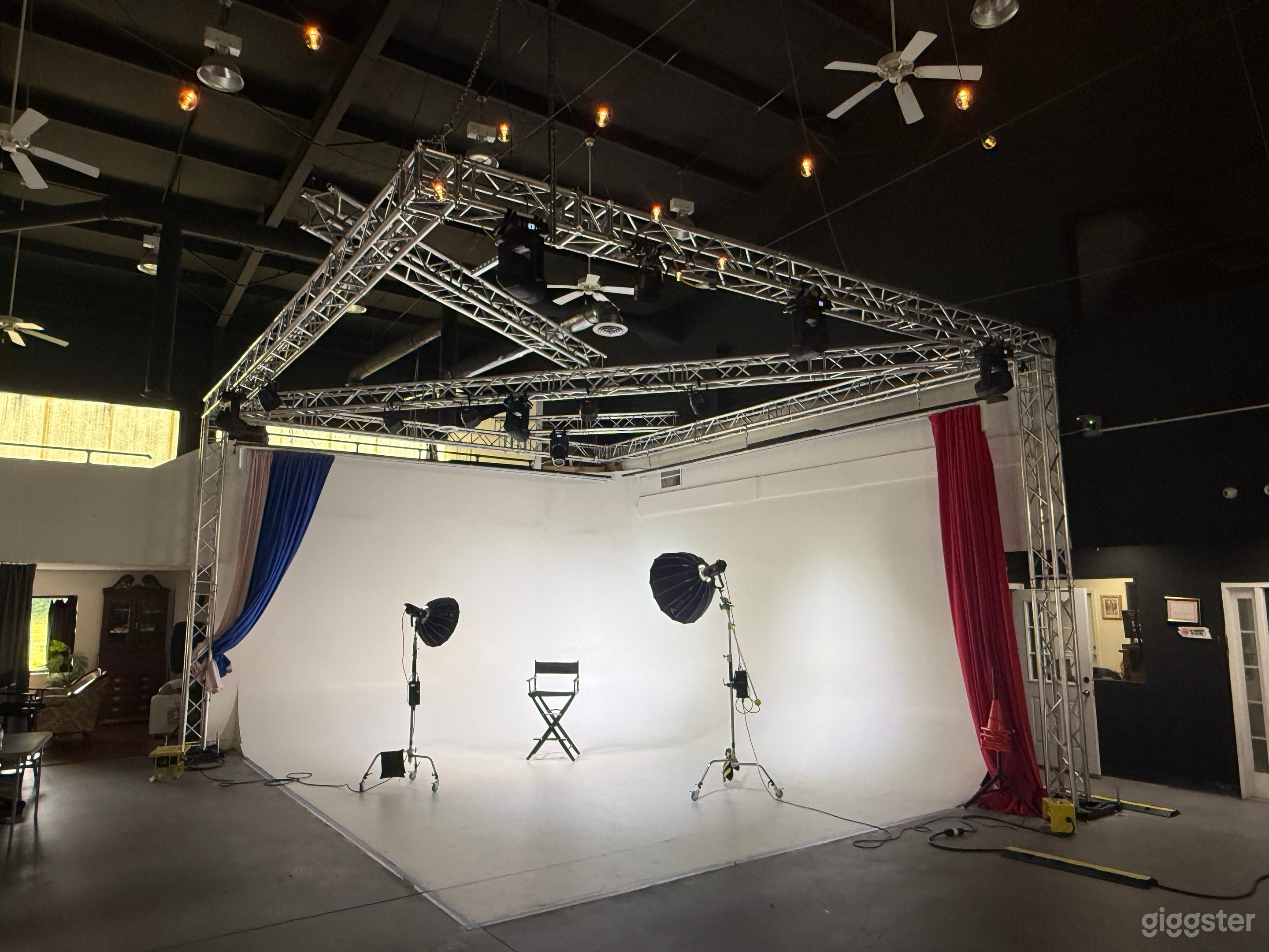 4000sqft Warehouse Photo/Video Studio & Flex Space Photo 1
