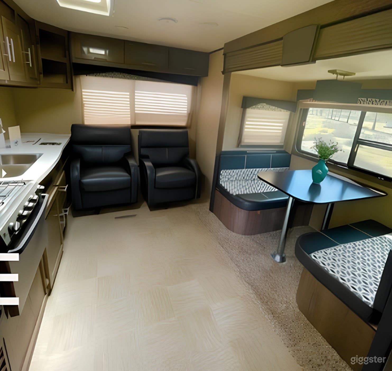Cozy RV Camper  Photo 3