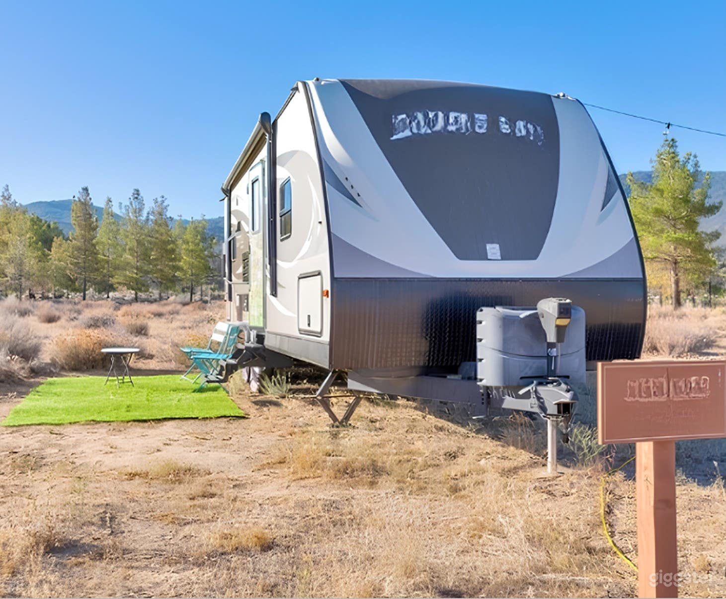 Cozy RV Camper  Photo 1