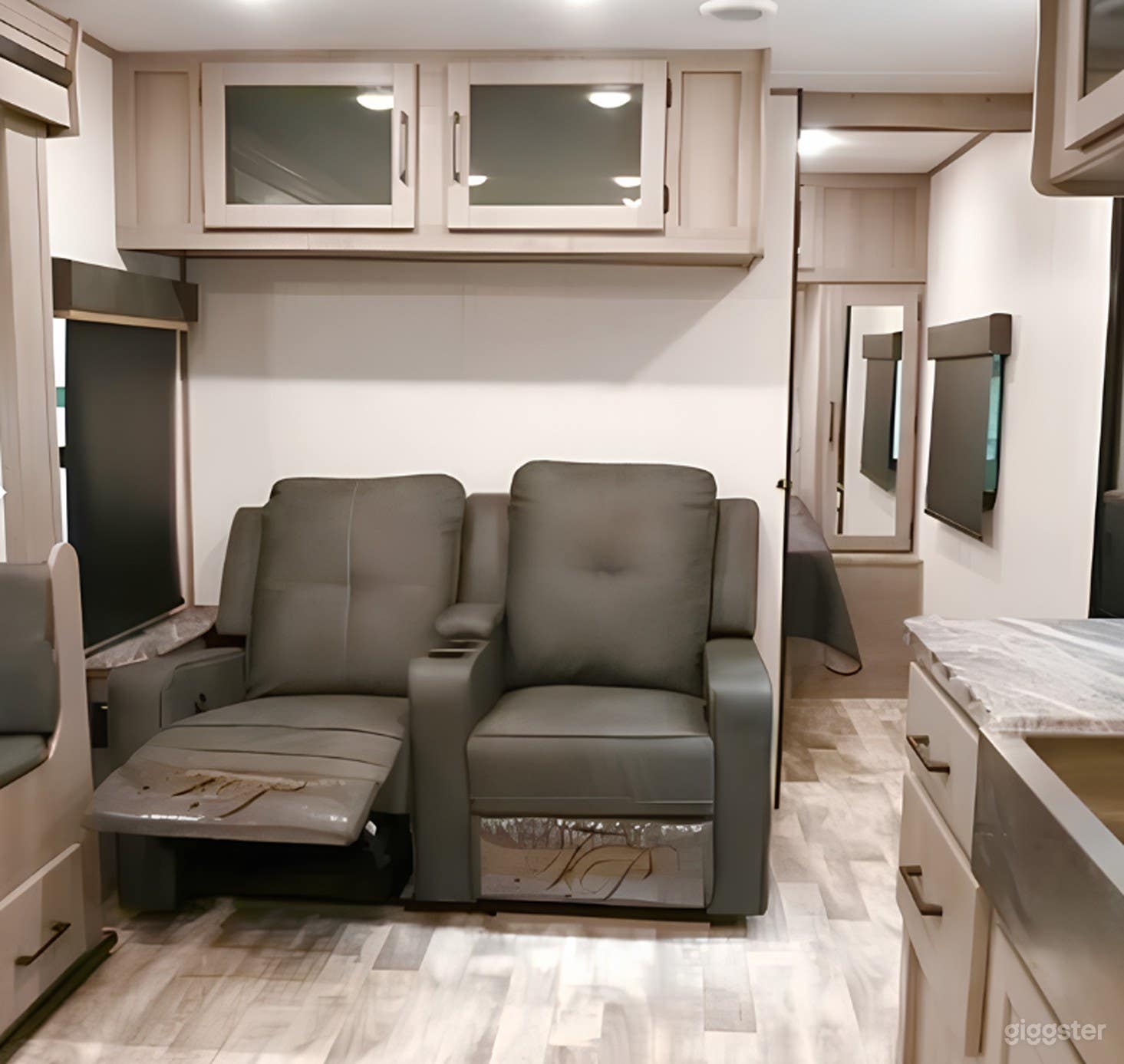 Cozy RV Camper  Photo 4
