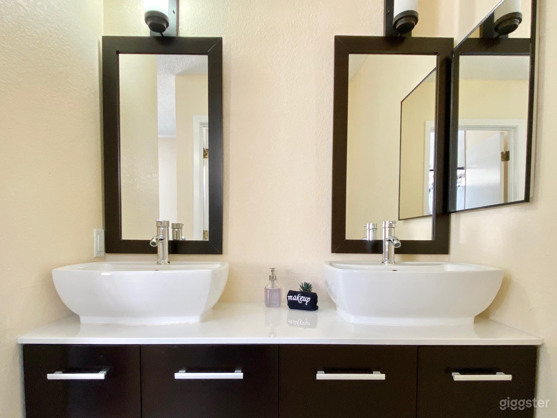 Reno Gem: 3.5 Miles to DT, 40 Miles to Tahoe Photo 3