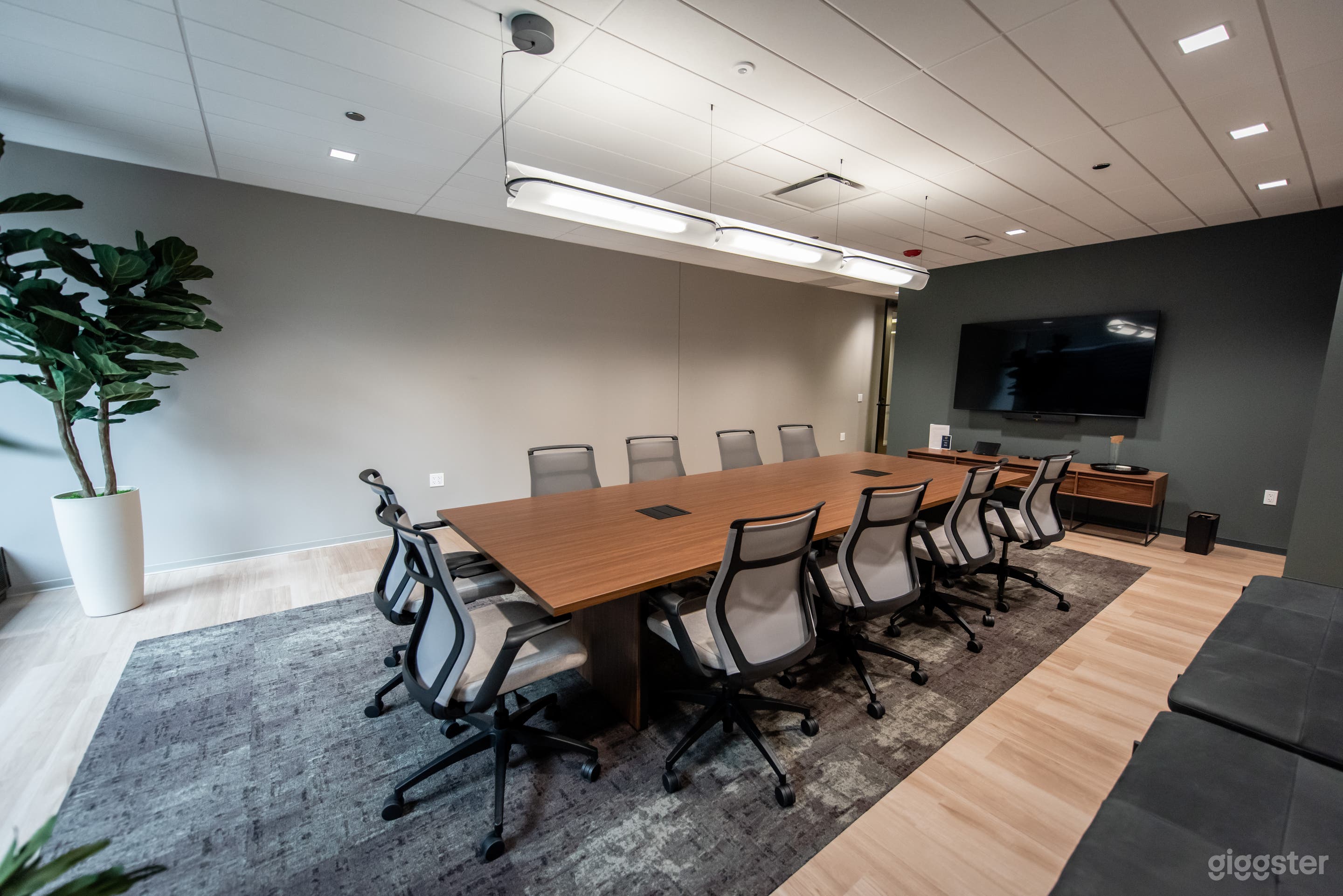 Modern Boardroom Suite Photo 3