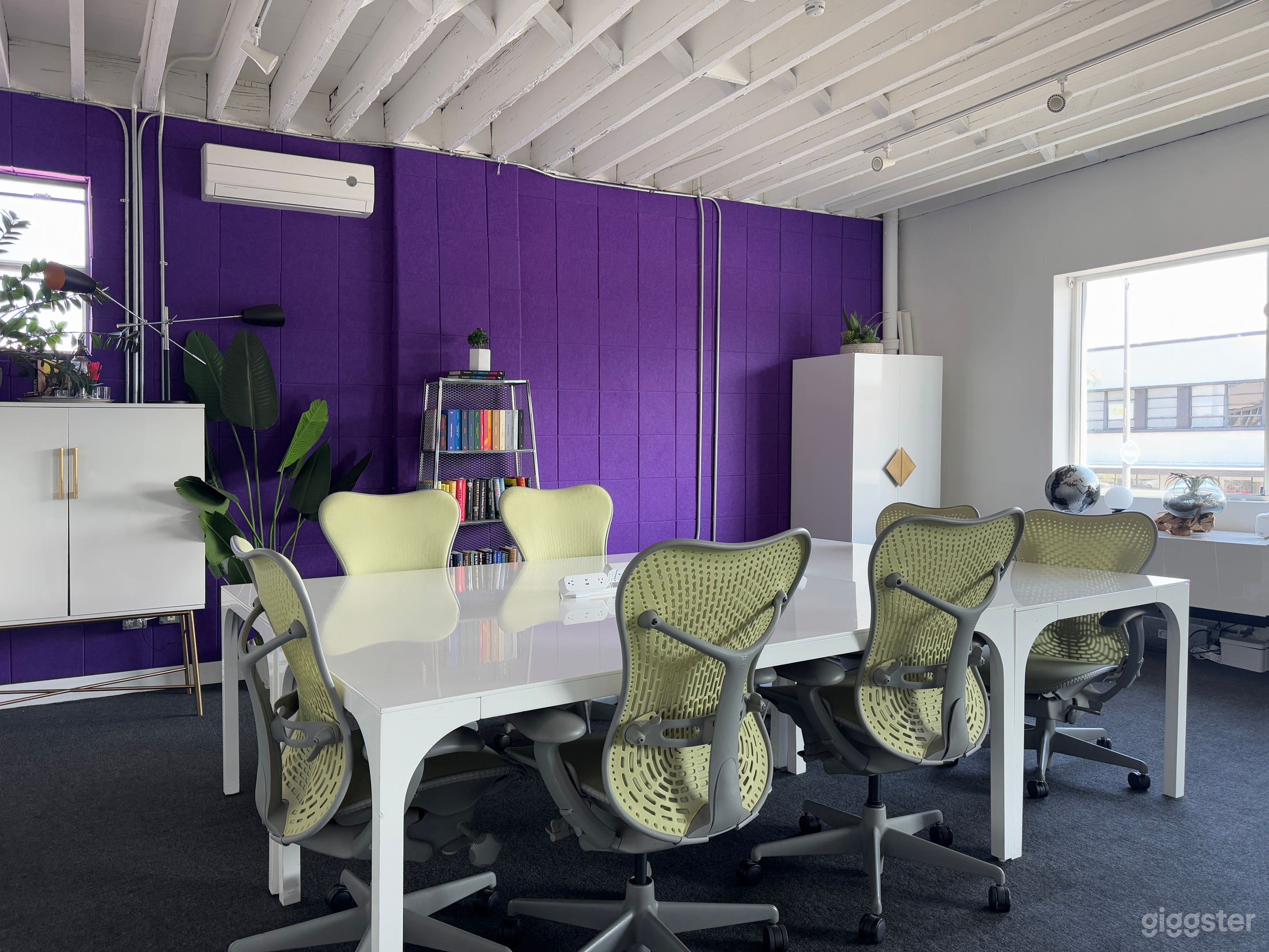 Spacious, Bright &amp; Private Conference Room Photo 1