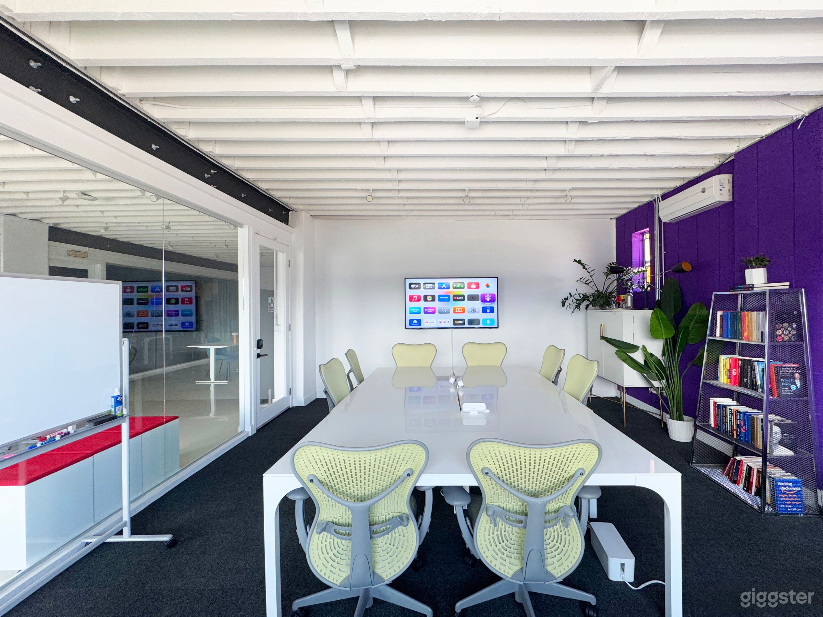 Spacious, Bright &amp; Private Conference Room Photo 3