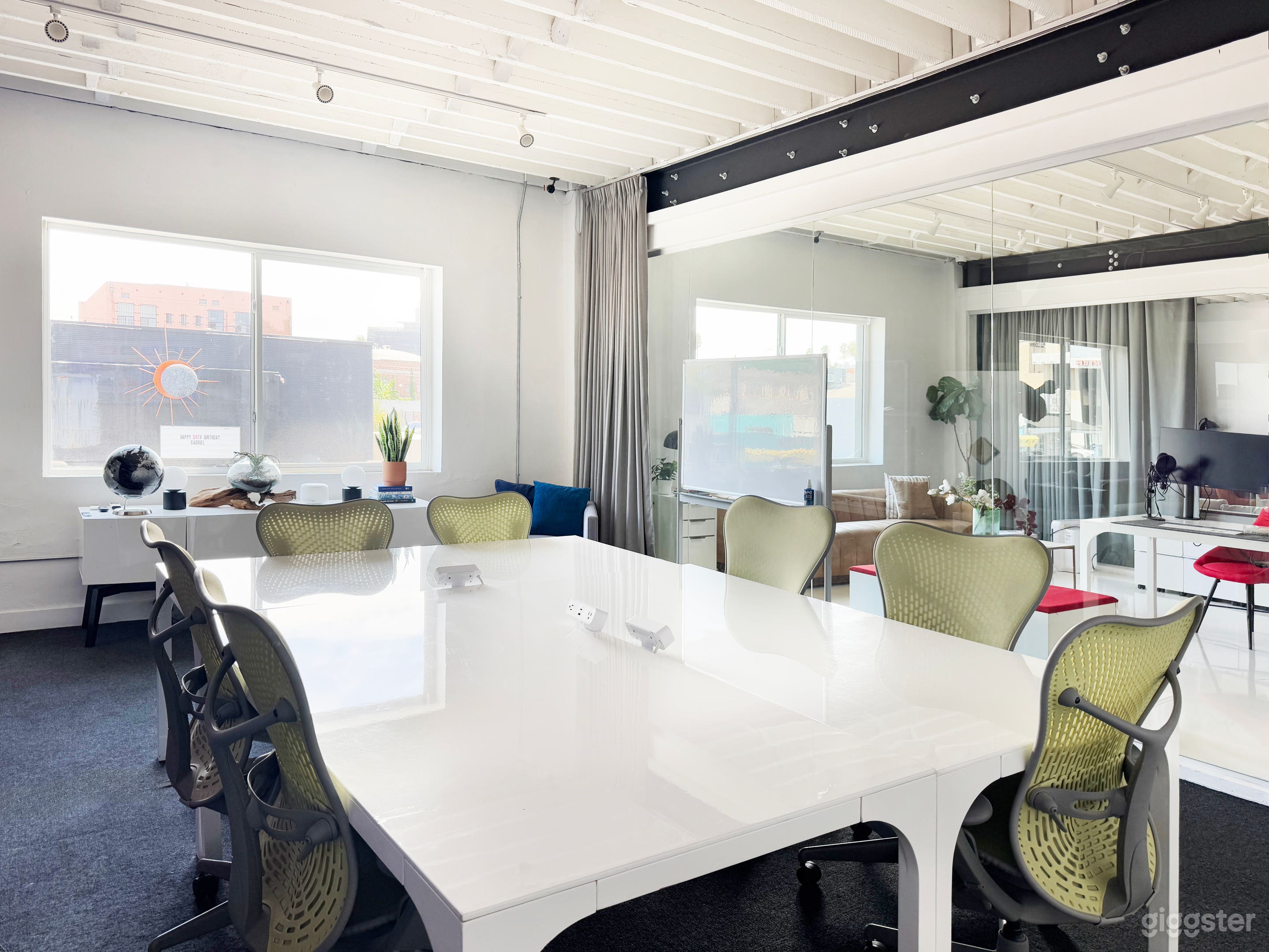 Spacious, Bright &amp; Private Conference Room Photo 2