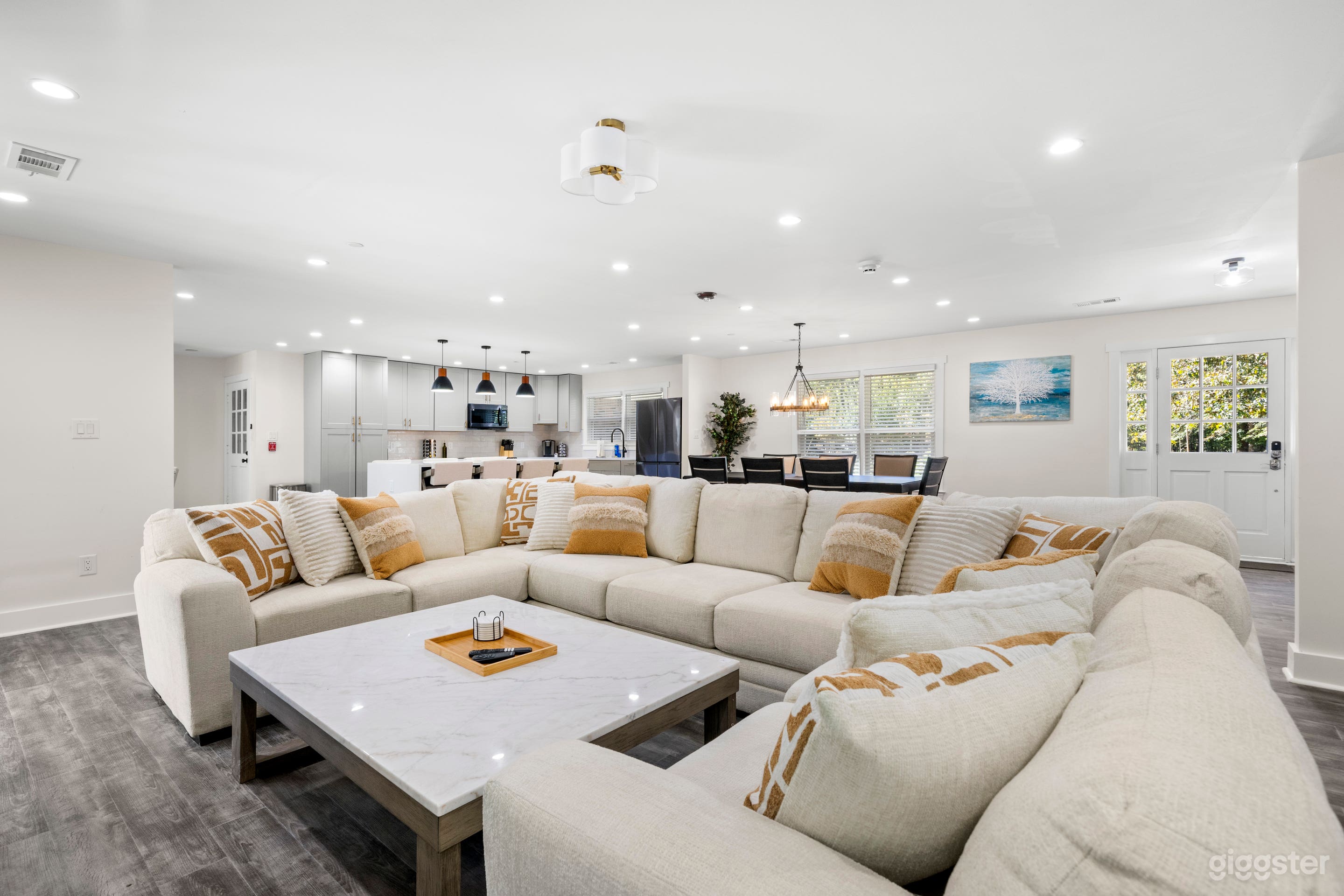 Grand Retreat: Luxury Vacation for Large Groups Photo 3