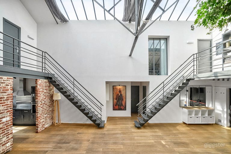  Grand loft industriel Eiffel : briques et verrière 