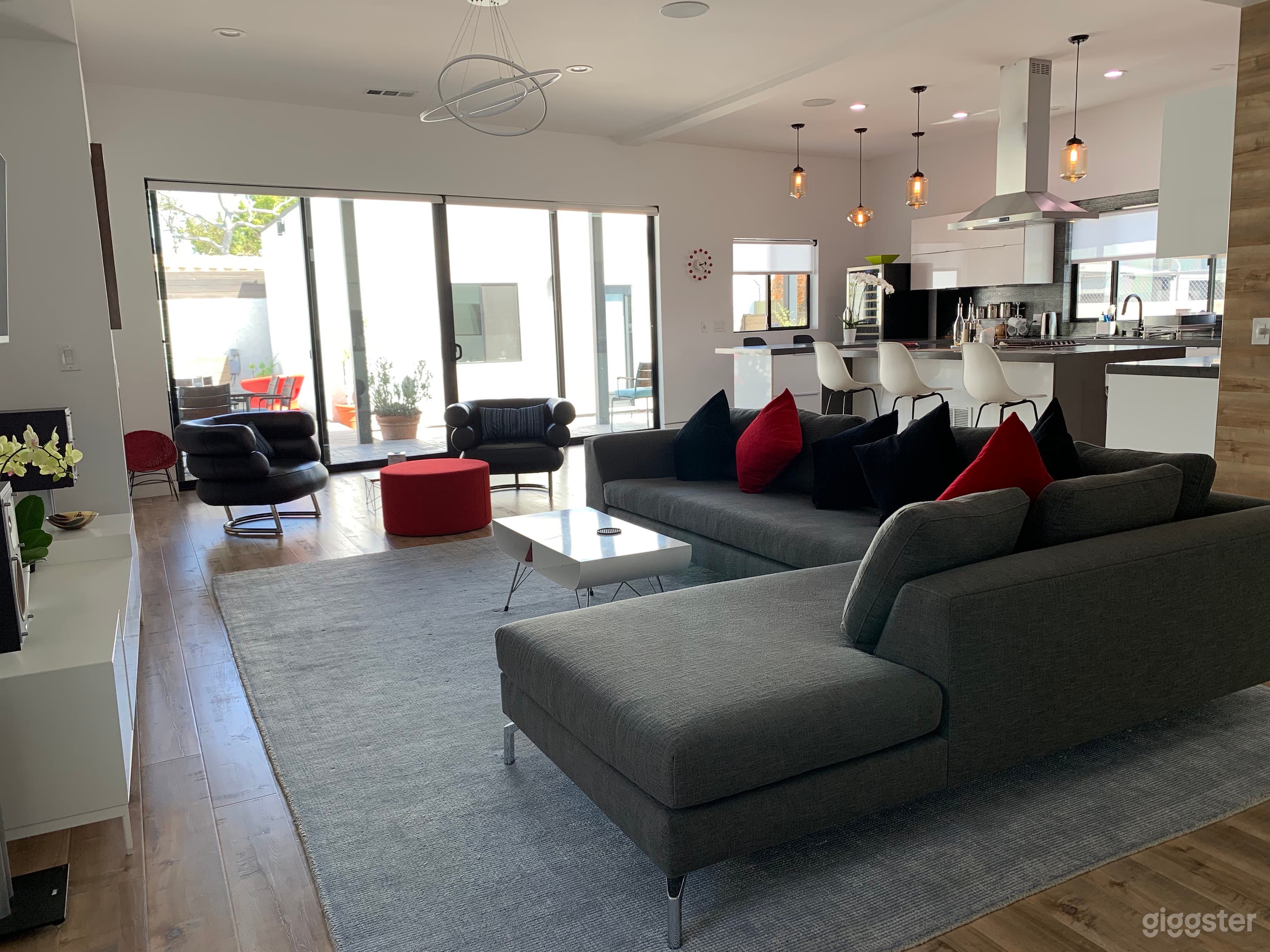 Open plan, high ceilings