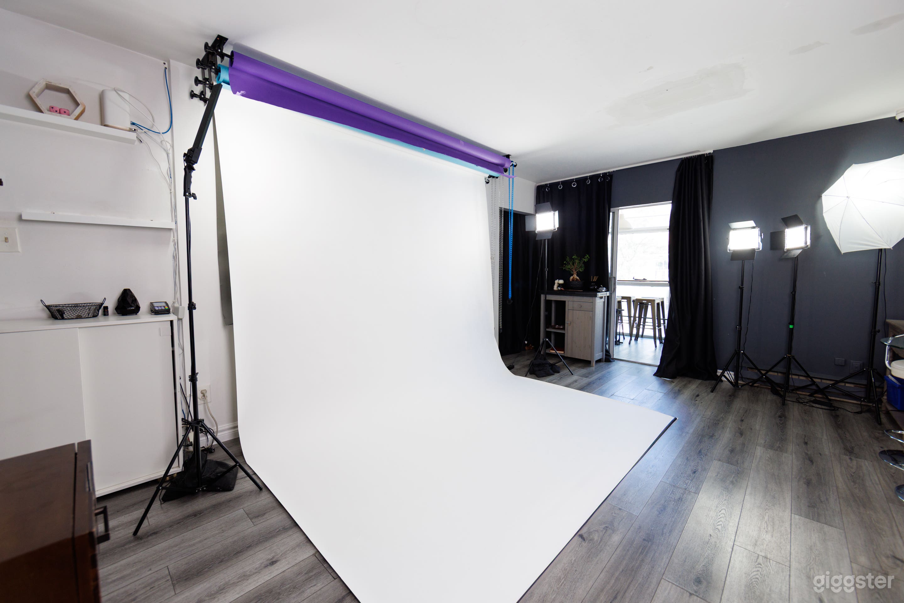 Photography Studio with Lighting &amp; ColourBackdrops Photo 2