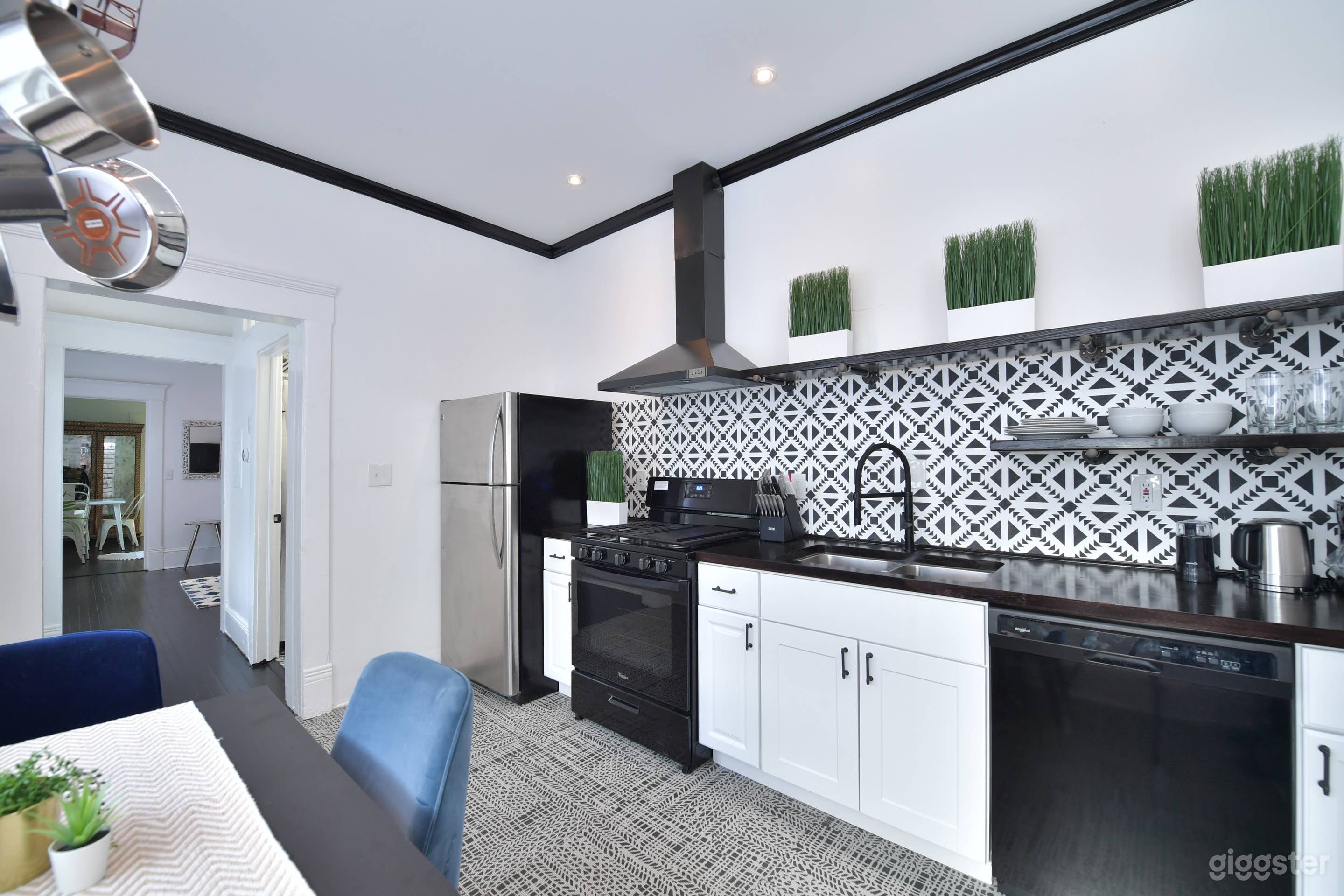 Stag | Chic Furnished Apartment Photo 4