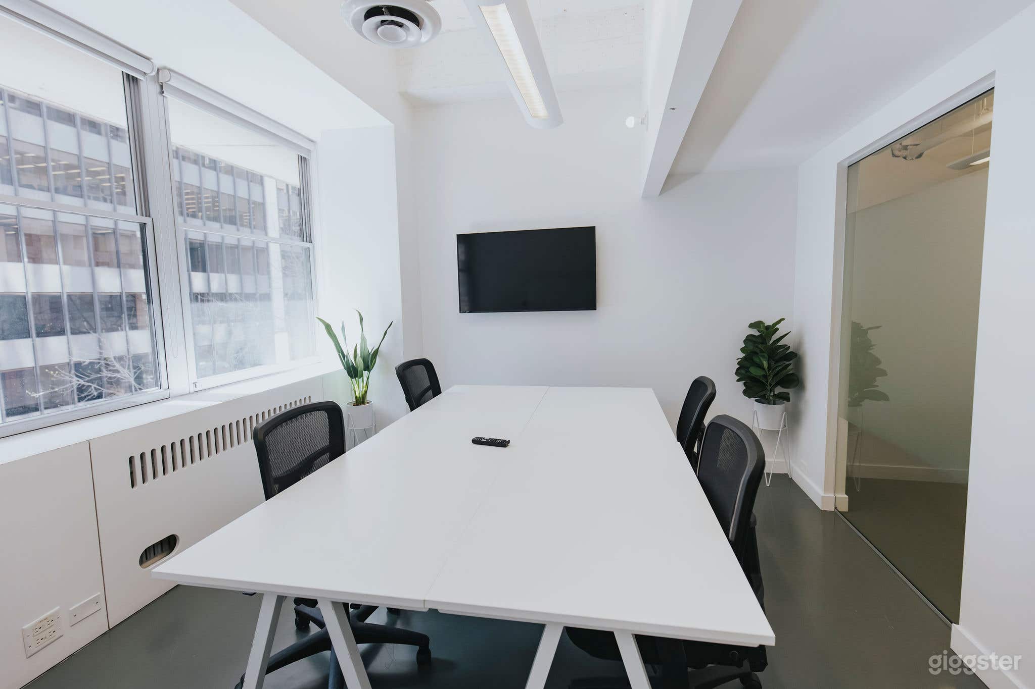 WINNIPEG Meeting Room (for 1-4 people) Photo 3
