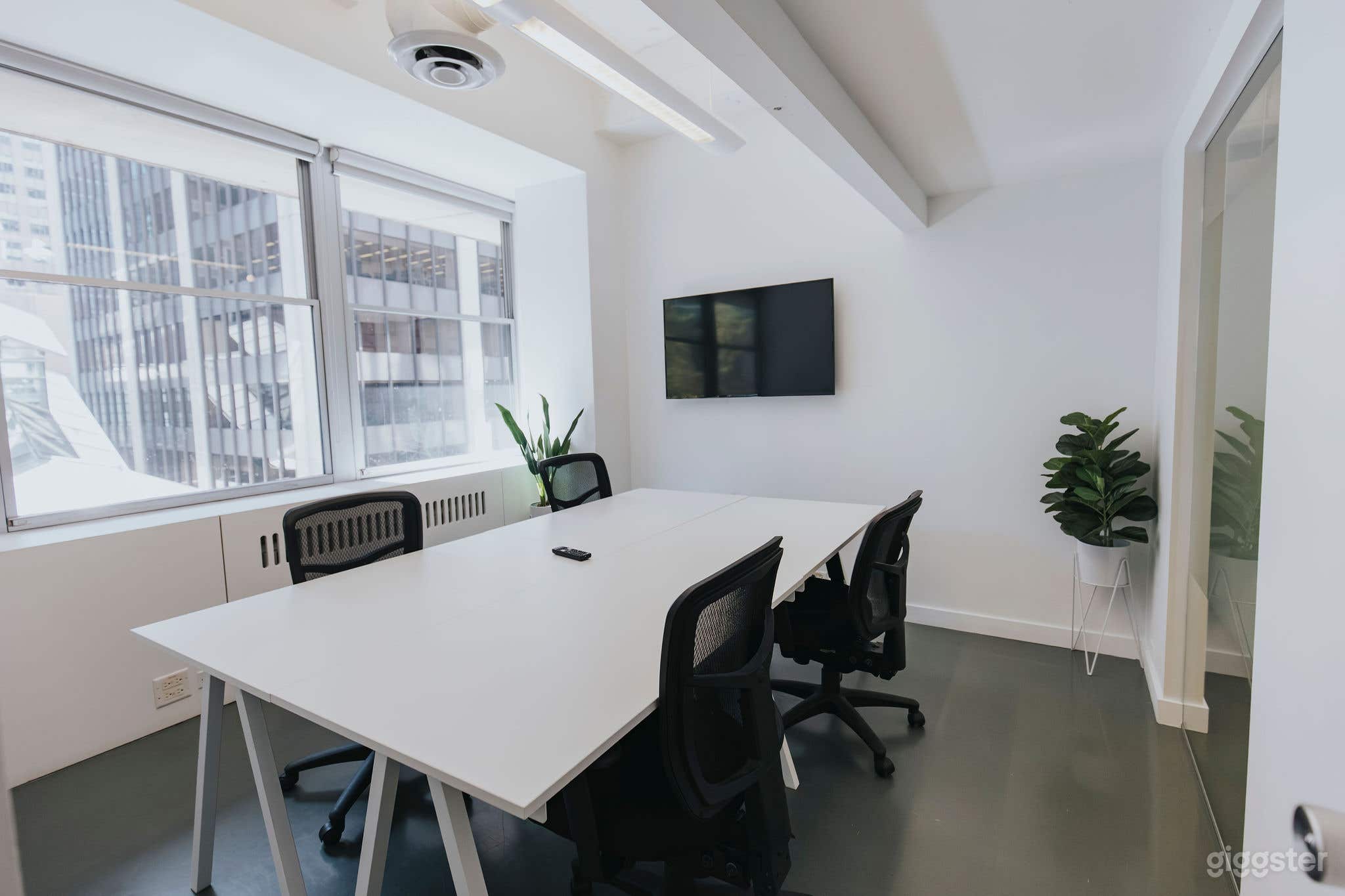 WINNIPEG Meeting Room (for 1-4 people) Photo 1