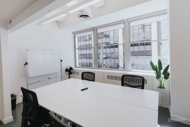  WINNIPEG Meeting Room (for 1-4 people) 