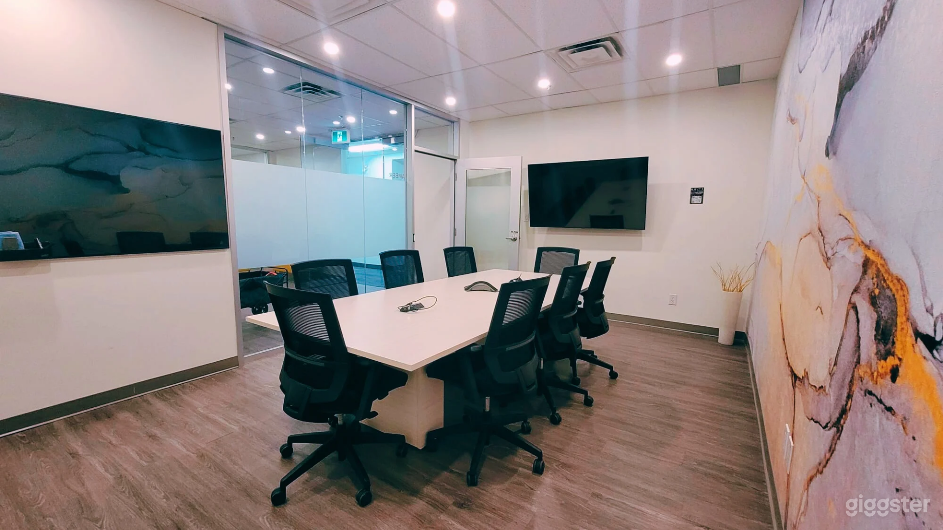 Amber Boardroom  Photo 1