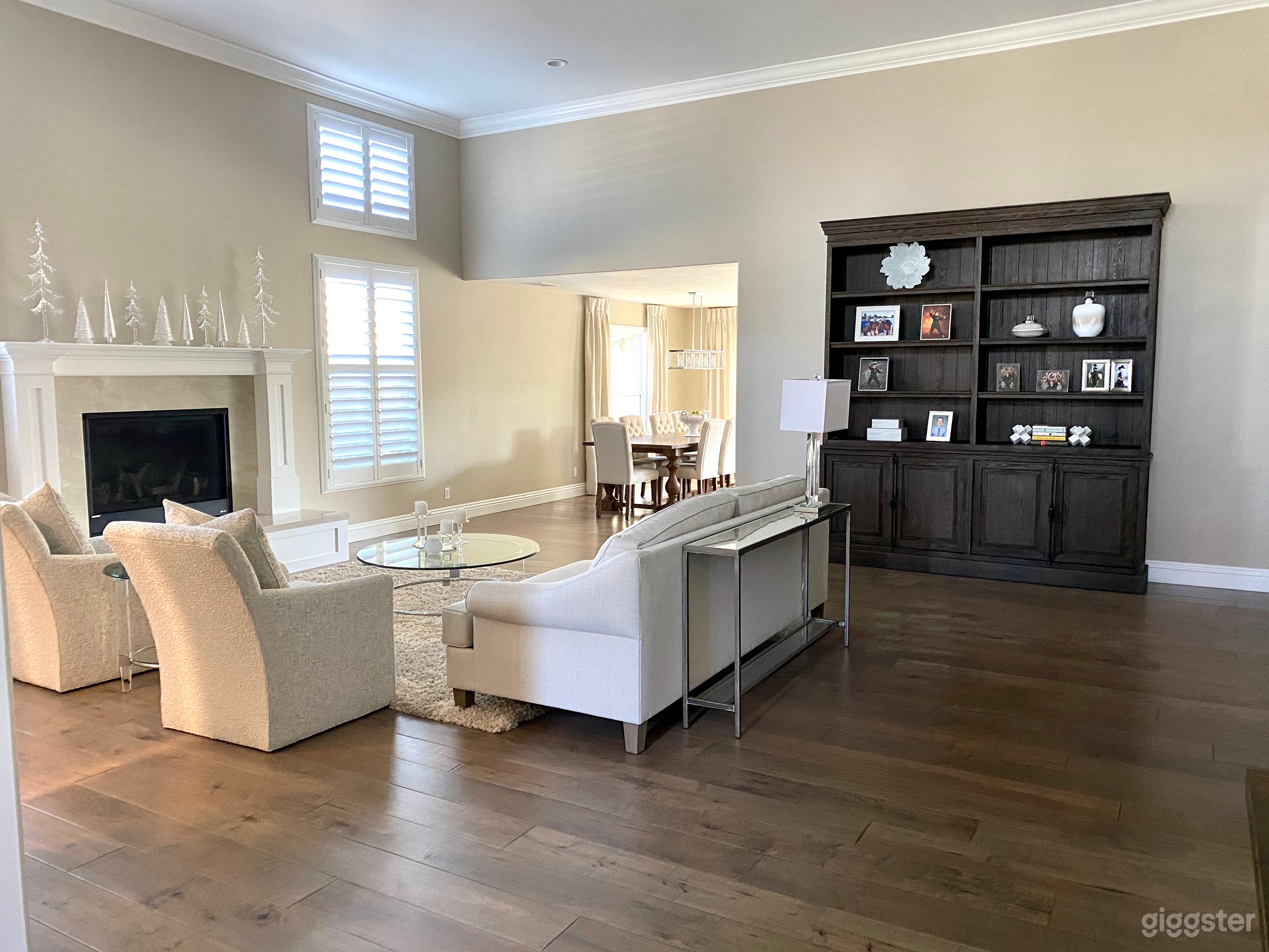 Front Living Room, 13' ceilings