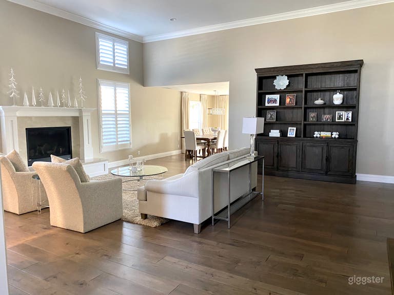  Front Living Room, 13' ceilings 
