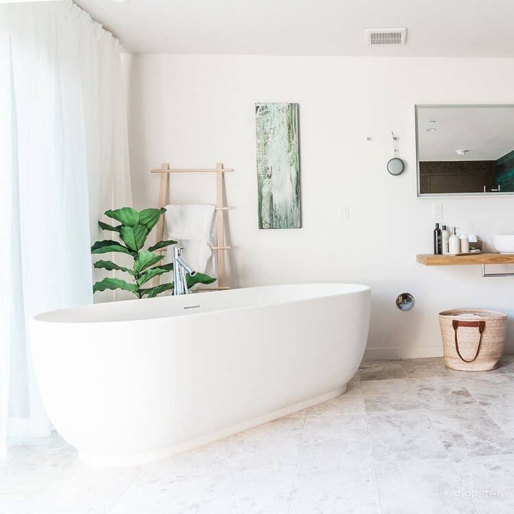 Naturally Elegant Space with Outdoor Patio - Earth Room Photo 4