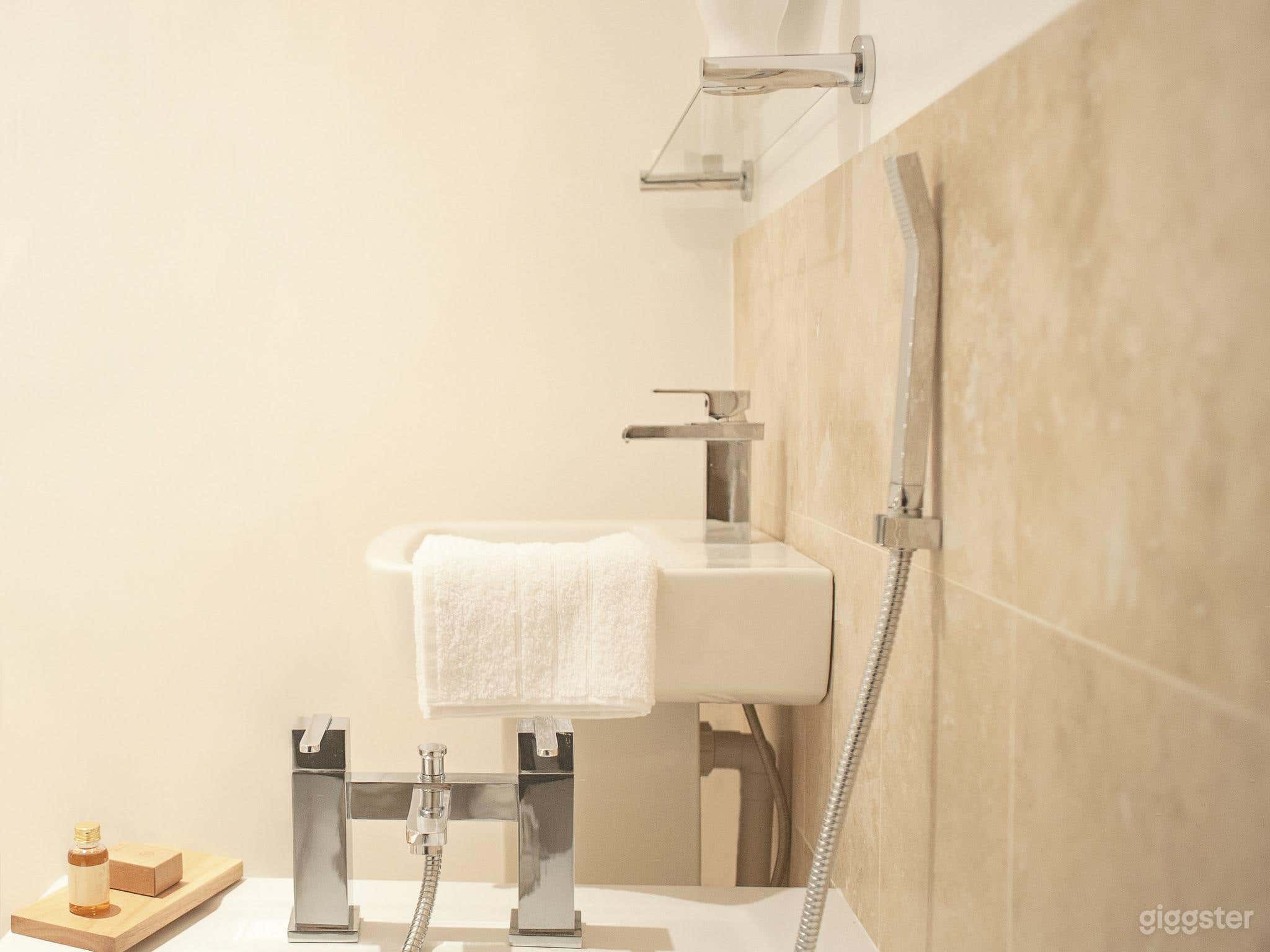 One Bedroom Deluxe Apartment Private Bathroom Photo 4