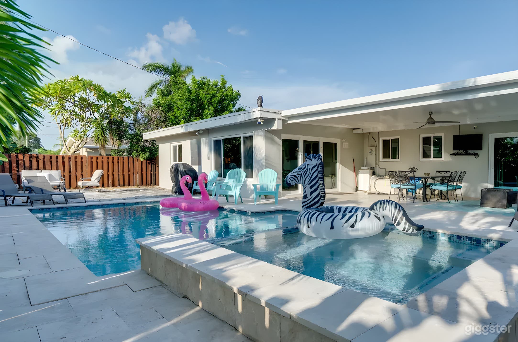 Crystal Clear Poolside with Hot tub Photo 2