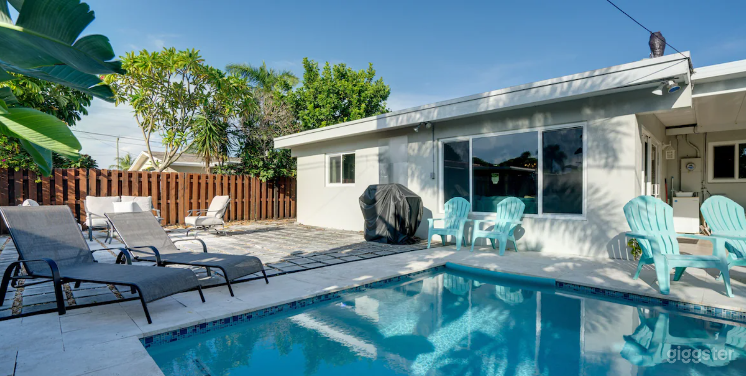 Crystal Clear Poolside with Hot tub Photo 3