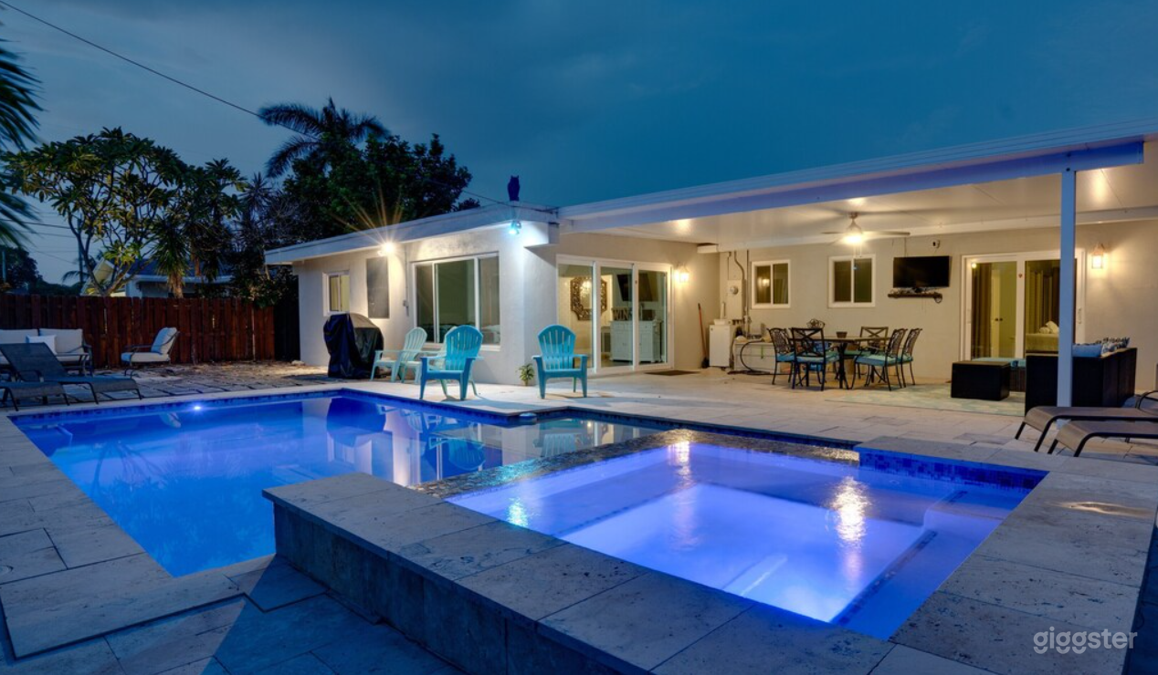 Crystal Clear Poolside with Hot tub Photo 4