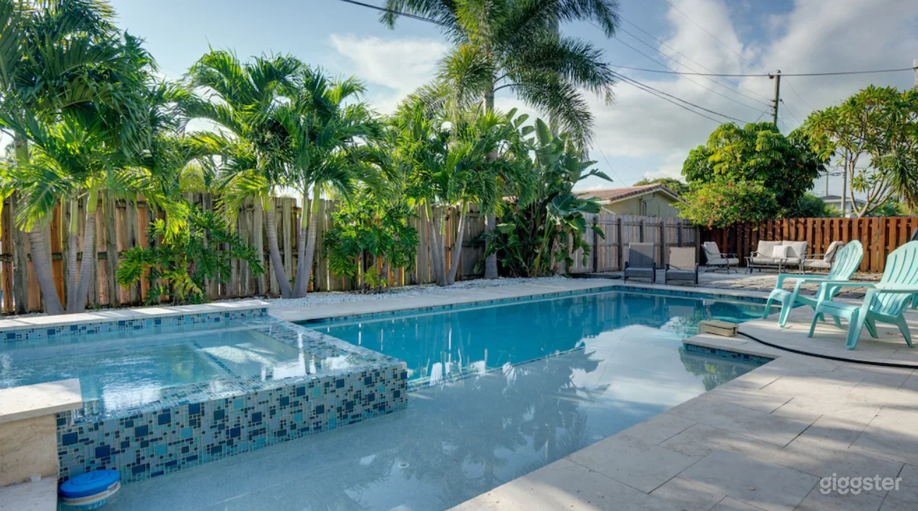Crystal Clear Poolside with Hot tub Photo 1