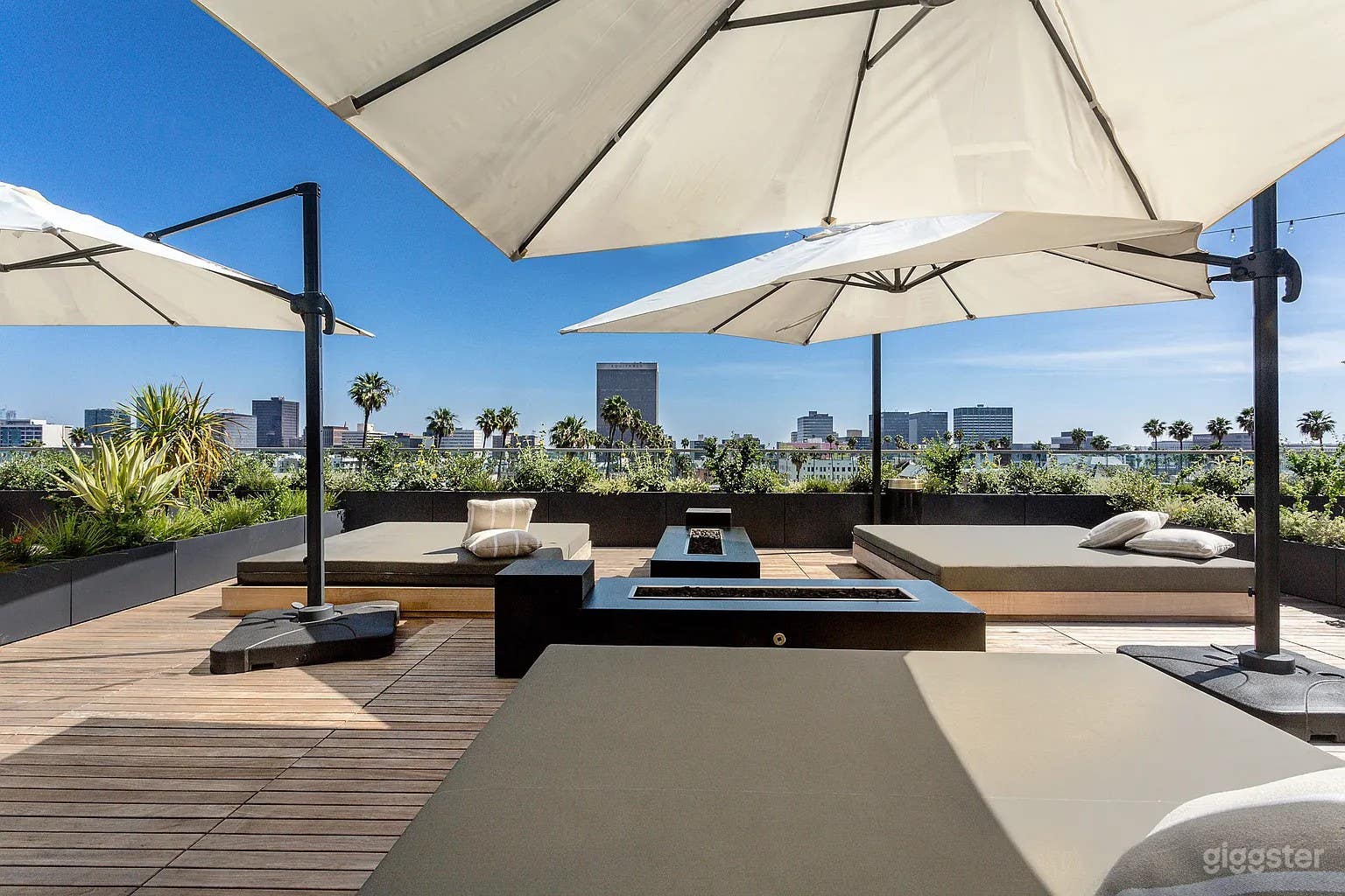 3,511 SF rooftop with views of DTLA Photo 1