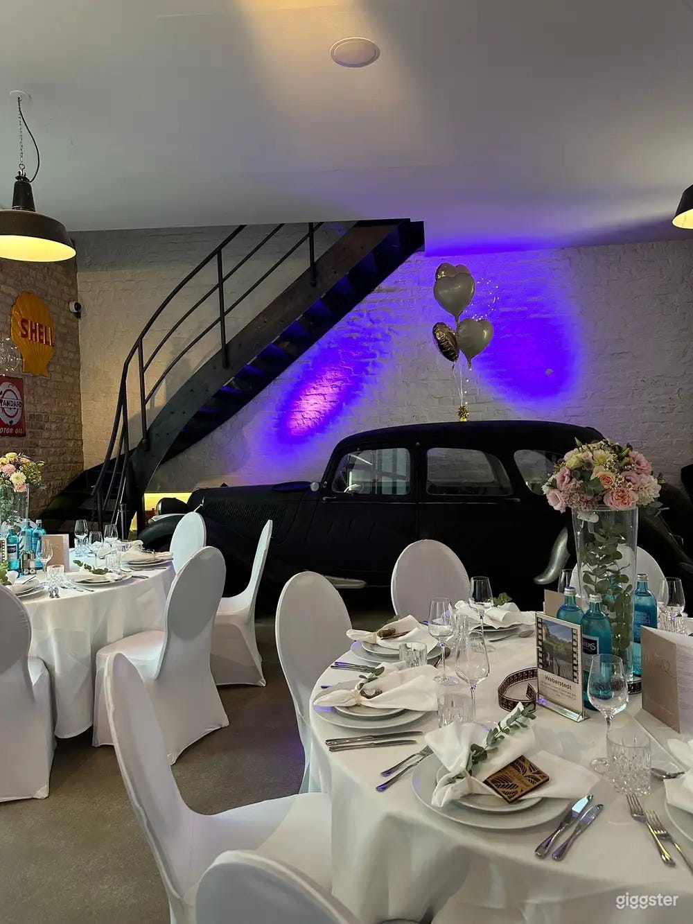 Museumshalle mit Oldtimer in historischer Tankstelle Foto 1