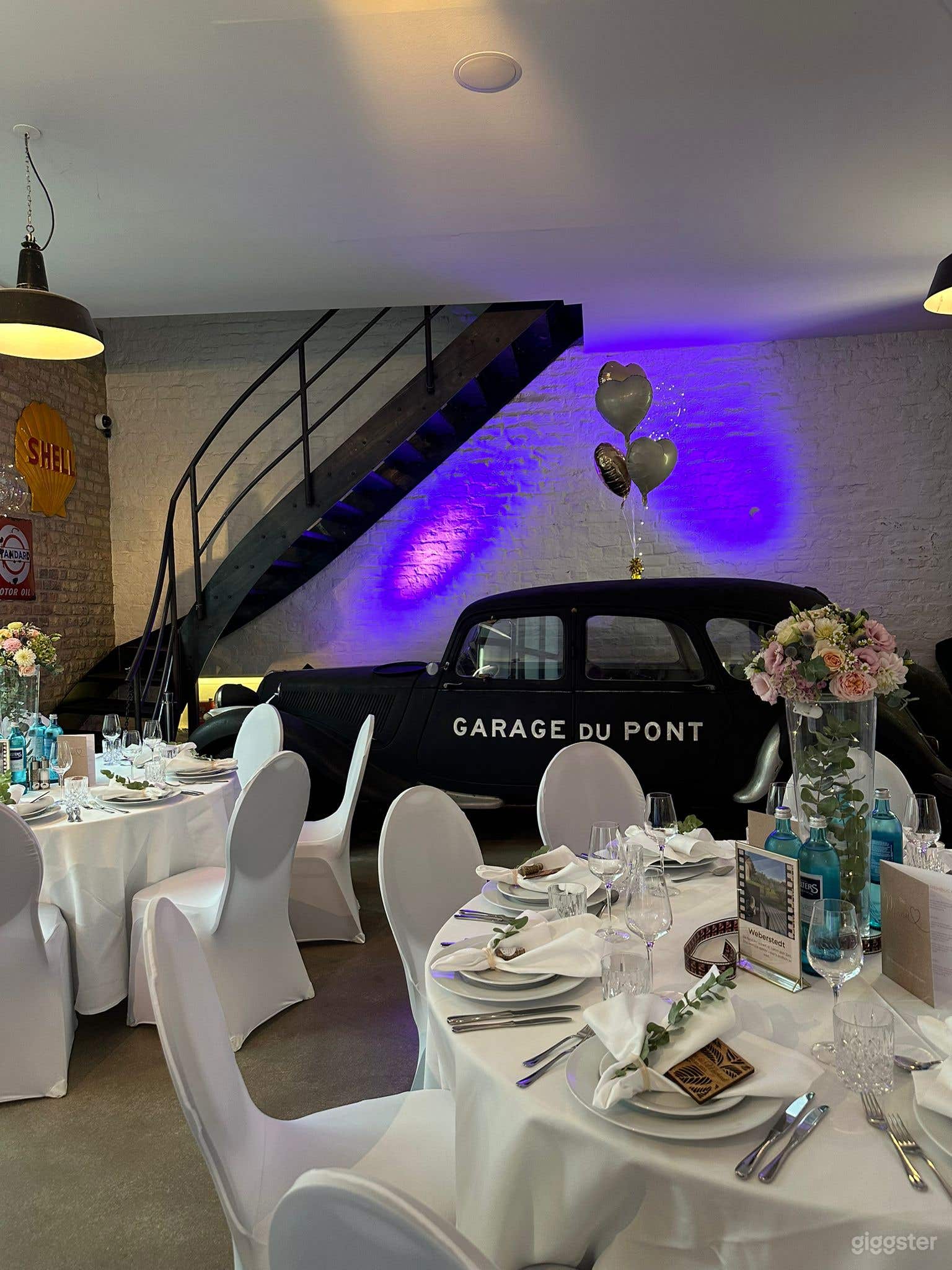 Museumshalle mit Oldtimer in historischer Tankstelle Foto 3