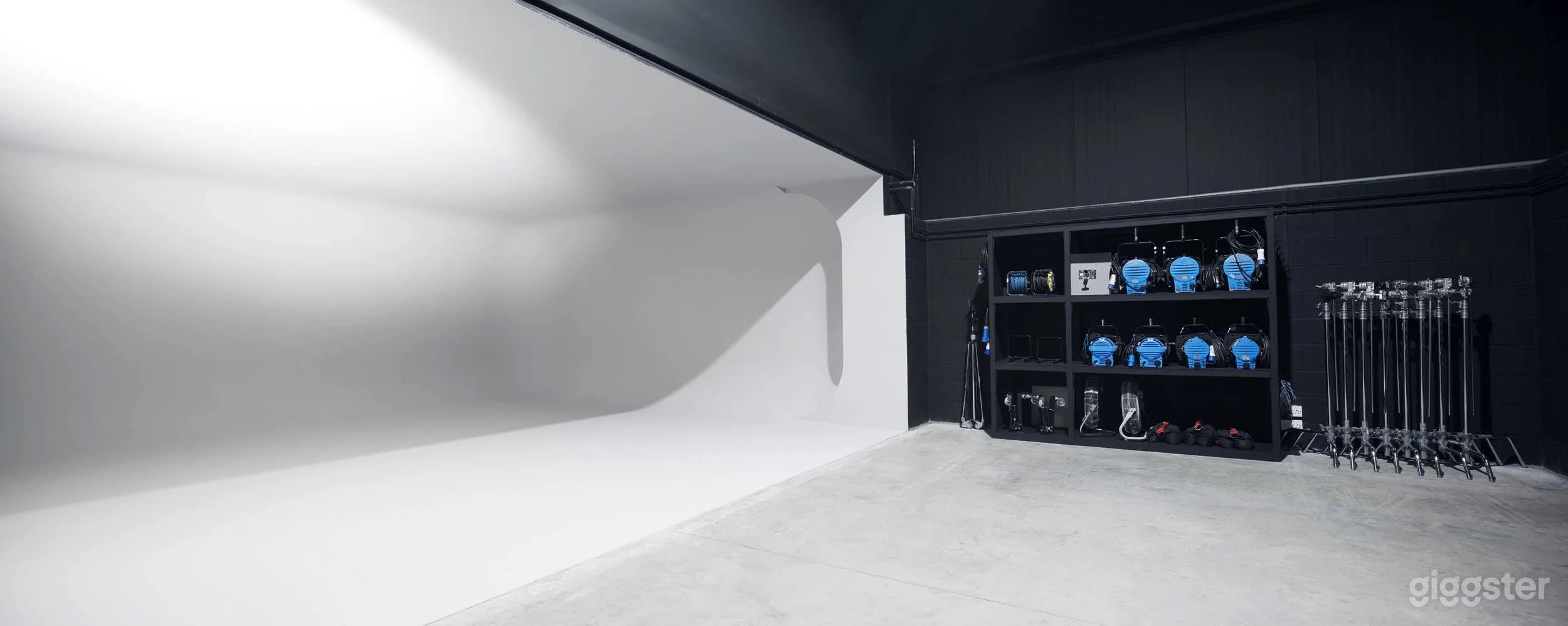 Studio 3 – Compact Infinity Cove Studio Photo 3