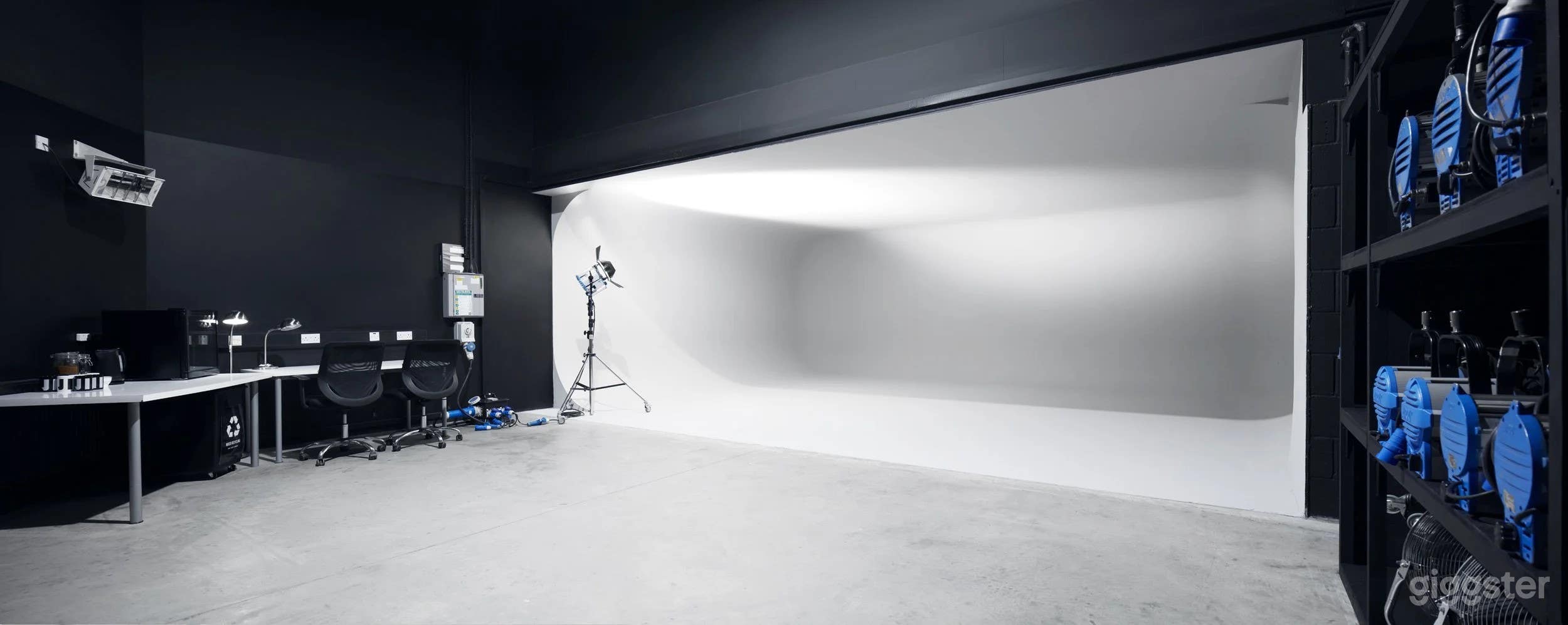 Studio 3 – Compact Infinity Cove Studio Photo 1