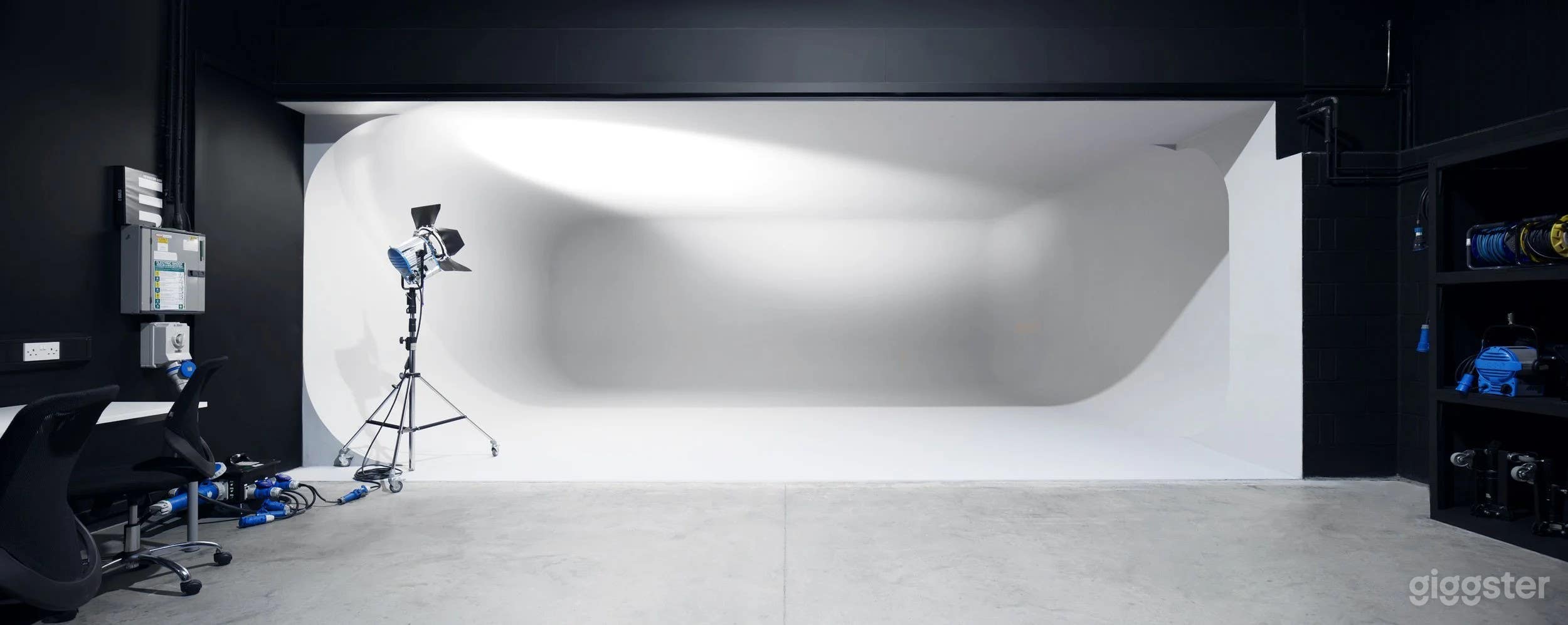 Studio 3 – Compact Infinity Cove Studio Photo 2