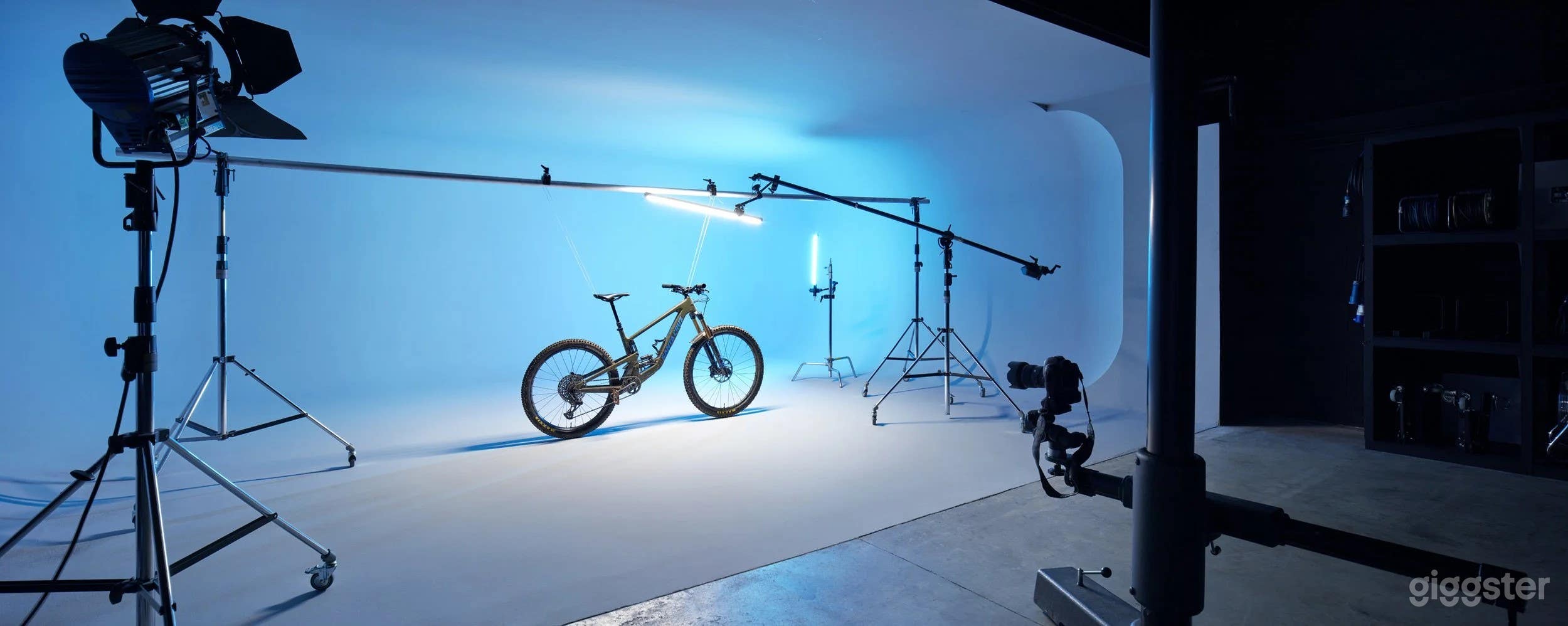 Studio 3 – Compact Infinity Cove Studio Photo 4