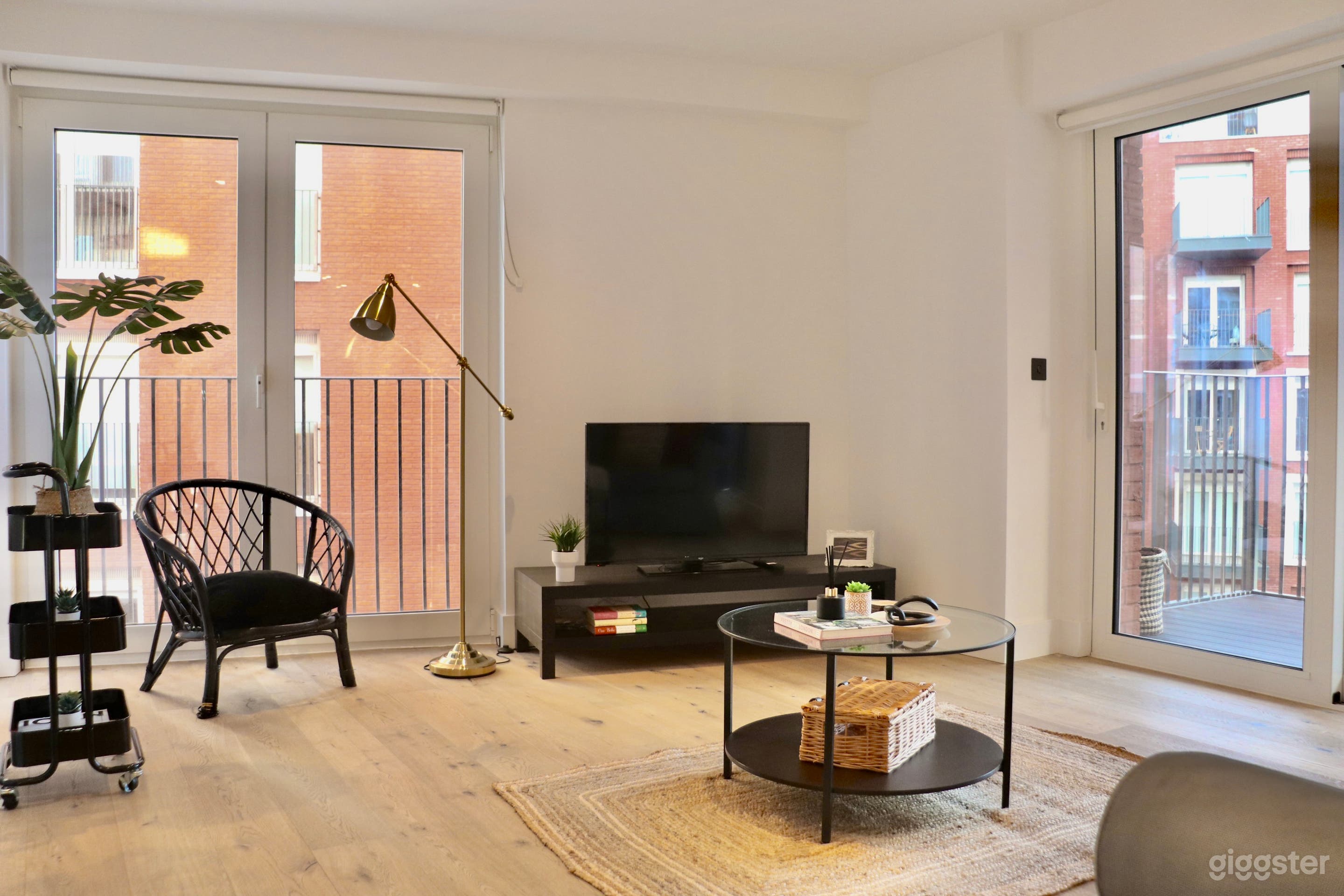 Spacious living room with 43inch TV