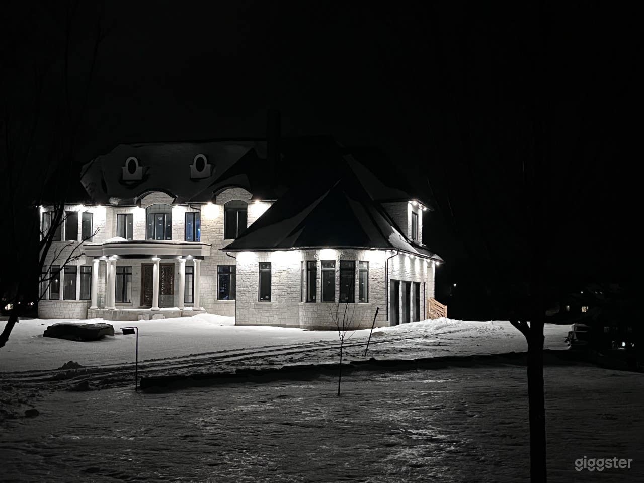 Modern Estate- With double staircase Photo 3