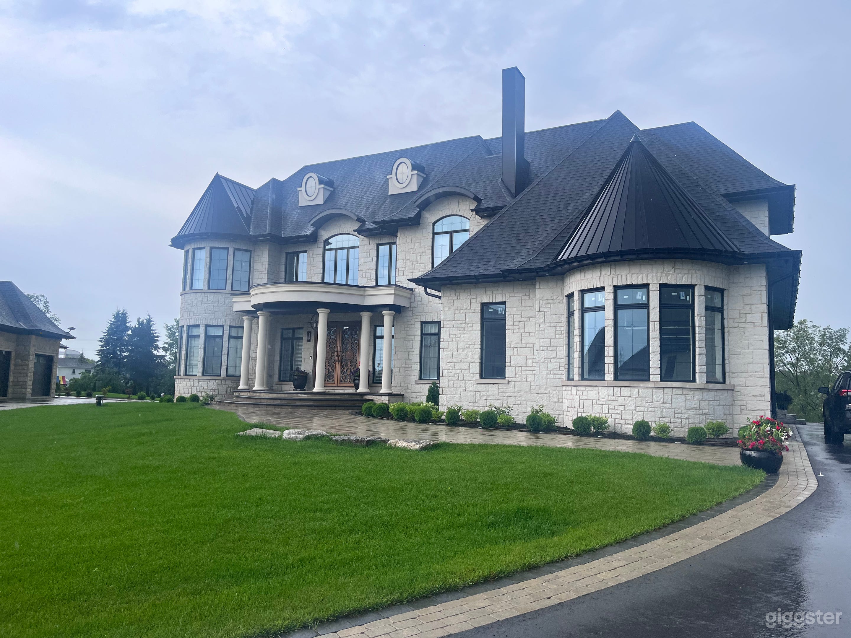 Modern Estate- With double staircase Photo 1