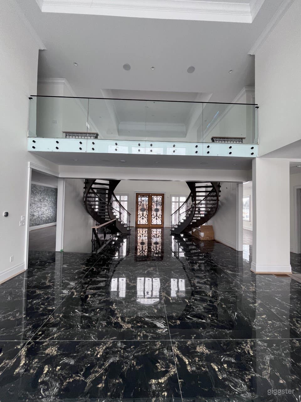 Modern Estate- With double staircase Photo 2